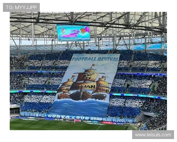 球迷Tifo展示罗马队徽,主场气氛热烈助威球队