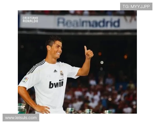 欧冠赛前踩场:C罗现身伯纳乌观看皇马训练